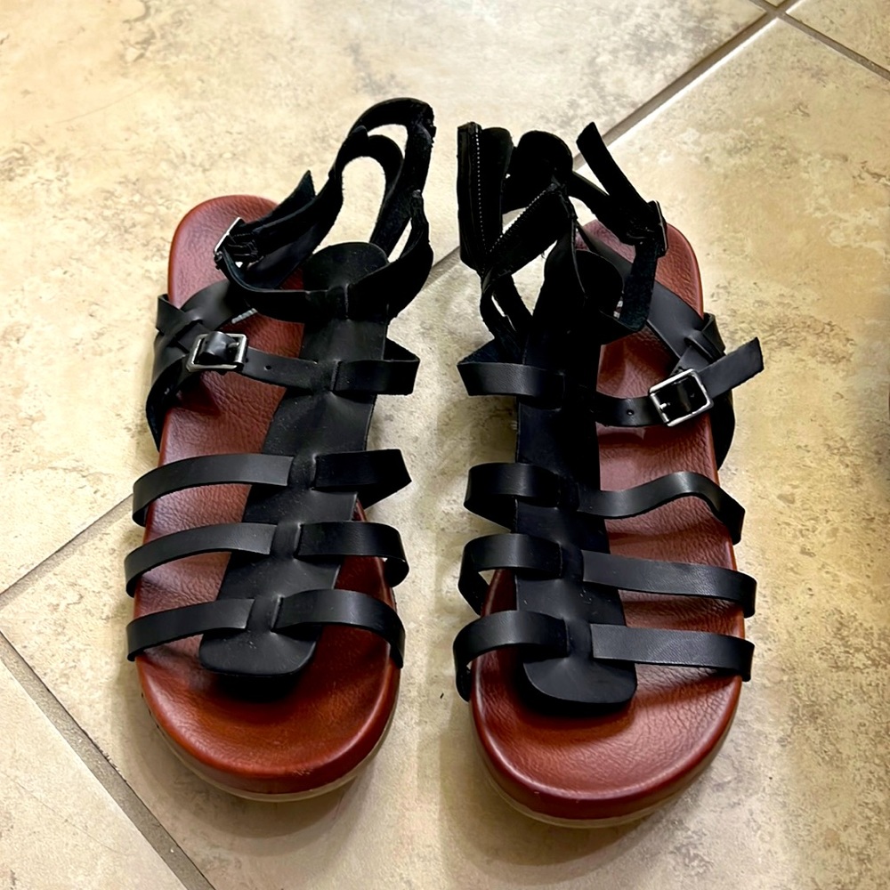 Sandal’s - Picture 1 of 1